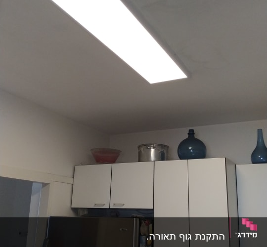תאורת תקרה מוארת במטבח עם סולם מתכת